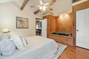 Pet Friendly Luxurious Cabin w/ Jacuzzi & Fire Pit - Fritz